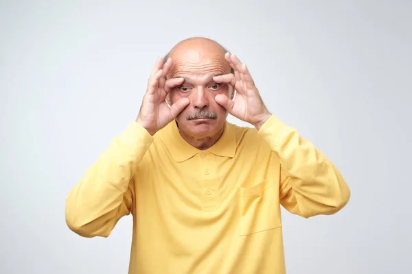 Bonito Entediado Senhor Sonolento Tentando Abrir Olhos Com Dedos Ele — Fotografia de Stock