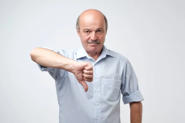 Sulking Mature Caucasian Man Showing His Dislike Disappointment Thumbs Foreground — Stock Photo, Image