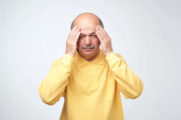 Zbliżenie Dojrzały Mężczyzna Żółtym Tshirt Zamkniętymi Oczami Dotykania Głową Bólu — Zdjęcie stockowe