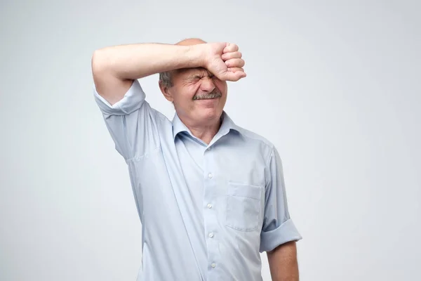 Porträt Eines Gestressten Unglücklichen Reifen Mannes Nach Stundenlanger Arbeit Oder — Stockfoto