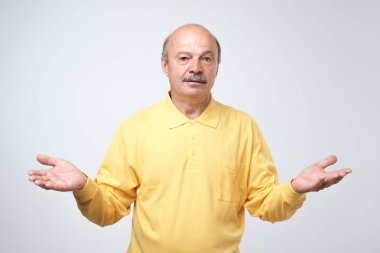 Duygusal komuta sizde bir şey için emin değilim. Atış, arka planı gri studio