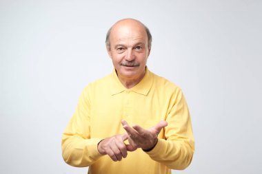 Yaşlı bir kişinin parasını parmaklarında bulur. Emeklilik veya banka mevduat gelirleri.