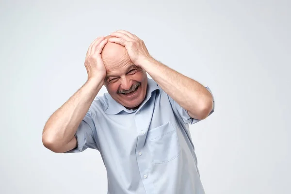 Porträt Eines Kaukasischen Lachenden Mannes Ist Verrückt Nach Großartigen Neuigkeiten — Stockfoto