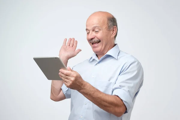 Working Tablet Computer Cheerful Mature European Man Chatting His Friends — Stock Photo, Image