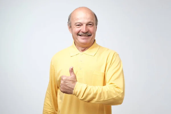 Stilig Skallig Man Gul Tshirt Med Tummen Upp Tecken Optimism — Stockfoto