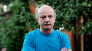 Casual mavi gömlekli geçti silah tutmak yakışıklı komuta sizde büyüleyici ve gülümseyen