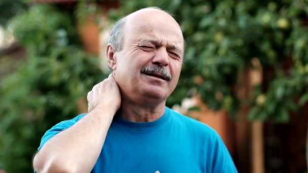 Starý muž s bolesti krční páteře — Stock video