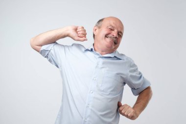 Uykudan sonra kirlenmiş vücut germe mavi gömlek giymiş beyaz komuta sizde. Worj kavramı için hazırım