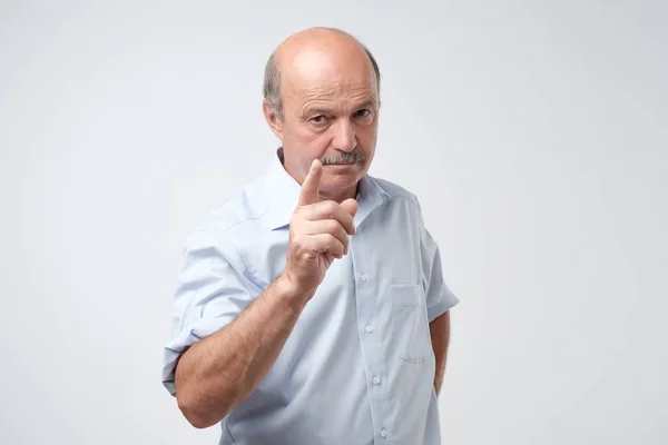 Retrato Homem Sênior Grave Com Dedo Advertência Camisa Azul Contra — Fotografia de Stock