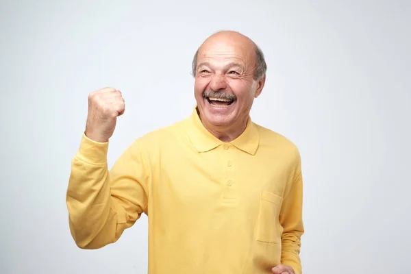Homem Sênior Feliz Camiseta Amarela Comemorando Seu Sucesso Sobre Fundo — Fotografia de Stock