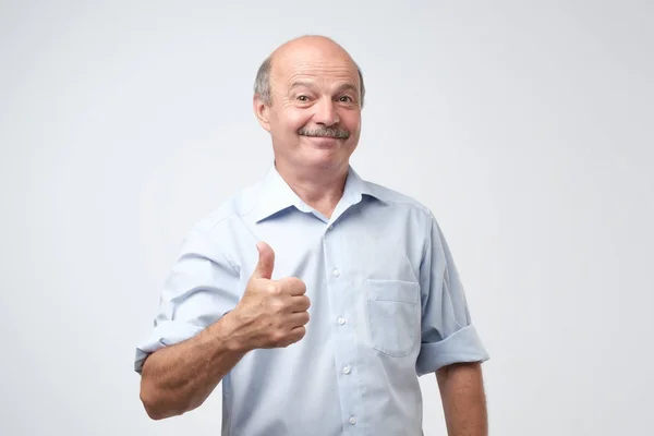 Hombre Guapo Calvo Camisa Azul Con Pulgar Hacia Arriba Señal — Foto de Stock