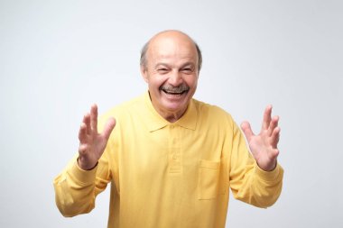 Sarı tshirt gri arka plan üzerinde başarısını kutluyor mutlu komuta sizde. Kazanan kavram. Artık zenginim