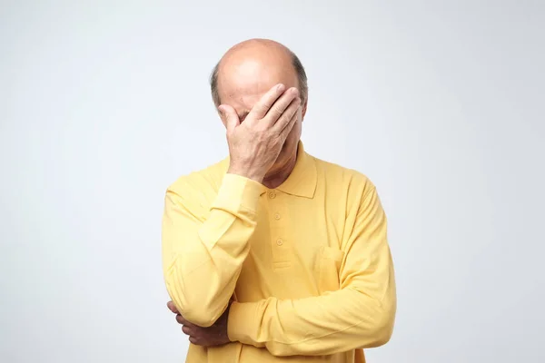 Närbild Stressad Äldste Man Stänga Sitt Ansikte Med Händerna Han — Stockfoto