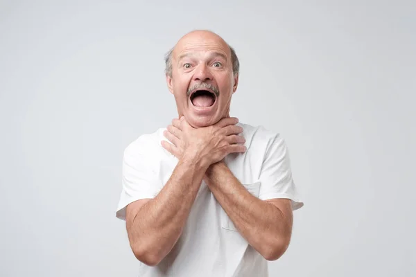 Mogen Europeiska Mannen Vit Tshirt Skrika Och Kväva Eftersom Smärtsamma — Stockfoto