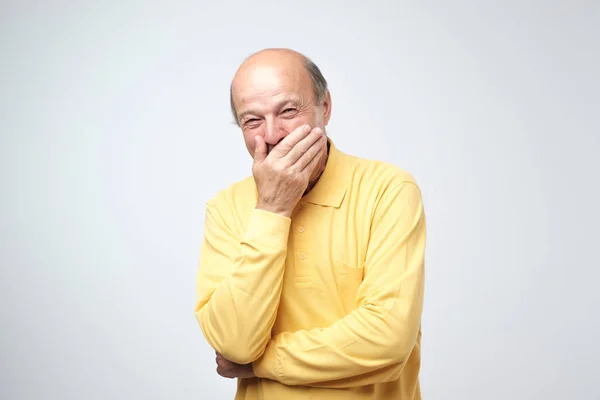 Portret Dojrzały Człowiek Śmiechu Obejmujące Jego Usta Ręką Białym Tle — Zdjęcie stockowe