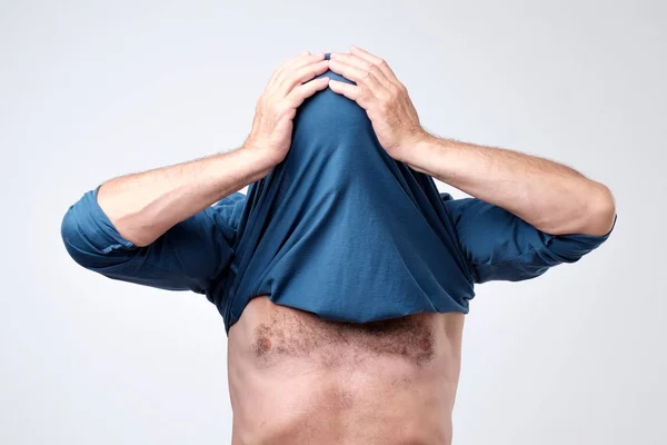 Άνθρωπος Κρύβει Πρόσωπό Του Εσώρουχο Ανθρώπινο Κεφάλι Hid Shirt Ανώνυμος — Φωτογραφία Αρχείου