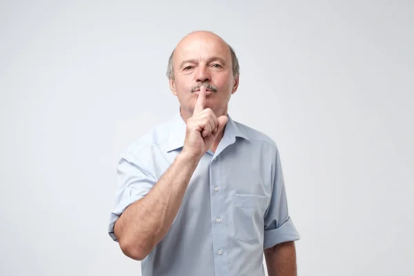 Hombre Caucásico Maduro Con Camisa Azul Haciendo Gesto Silencio Silencio — Foto de Stock