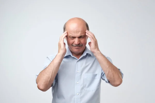 Kaukasiska Senior Man Har Fruktansvärd Huvudvärk Problem Med Hälsa Ålderdom — Stockfoto