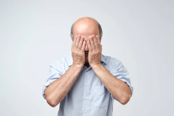 Uomo Shirt Blu Che Copre Viso Con Mani Sfondo Bianco — Foto Stock