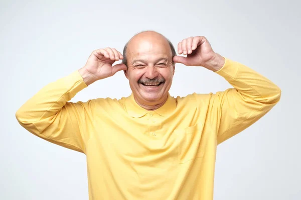 Mogen Vuxen Man Gul Tshirt Med Mustasch Skrattar Tittar Kameran — Stockfoto