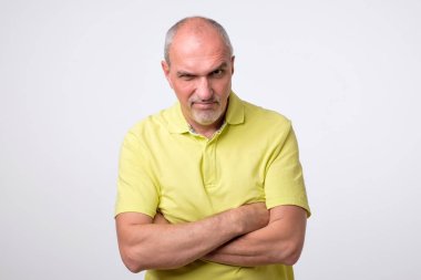 Portre yakışıklı yaşlı beyaz adamın kameraya bakıyor. Metin için yer kopyalayın. O planlama ya da karar verme