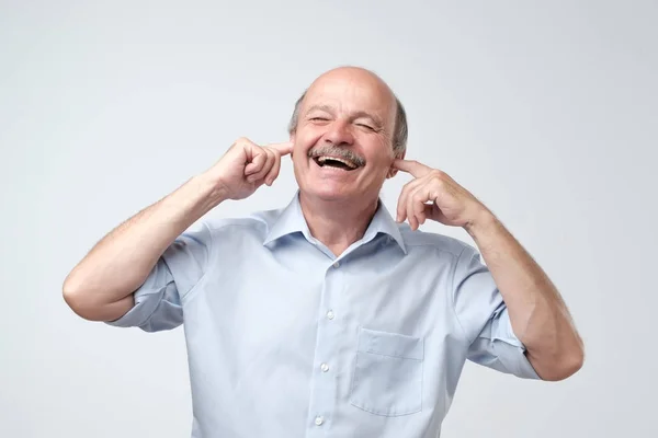 Usando Tampões Ouvido Naturais Para Não Ouvir Spoilers Bonito Homem — Fotografia de Stock