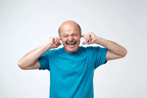 Usando Tampões Ouvido Naturais Para Não Ouvir Spoilers Bonito Homem — Fotografia de Stock