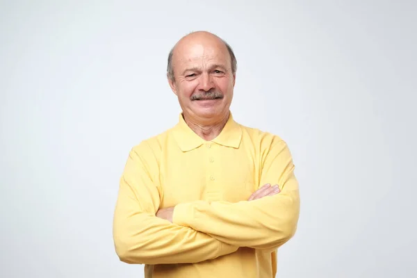 Charmoso Homem Sênior Bonito Roupas Casuais Mantendo Braços Cruzados Sorrindo — Fotografia de Stock