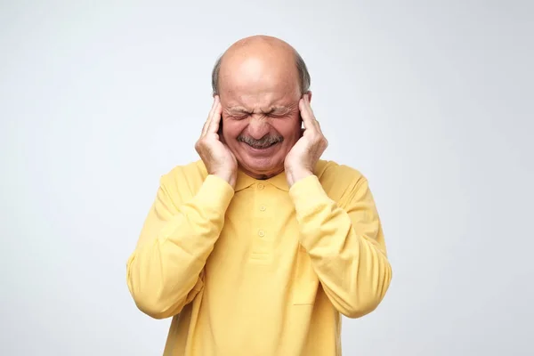 Stop Dat Lawaai Concept Volwassen Man Het Gele Tshirt Lijden — Stockfoto