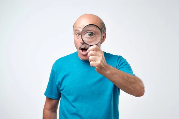 Homem Idoso Shirt Azul Olhar Através Uma Lupa Conceito Verificação — Fotografia de Stock
