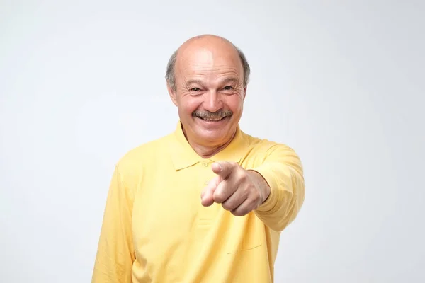 Veselý Senior Muž Žlutém Oblečení Označuje Šťastně Tebe Rozhodne Soutěžit — Stock fotografie