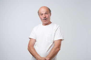 Kavram Vay. Çekici erkek varoluş açık portre. Üst düzey duygusal şaşırmış adam ile ayakta biraz ağzını açtı. İnsan duyguları, yüz ifadesi kavramı.