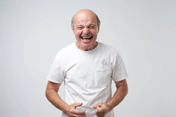 Czarujący Przystojny Mężczyzna Senior Biały Shirt Nie Może Powstrzymać Śmiechu — Zdjęcie stockowe