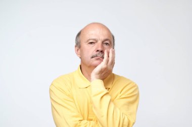 Portre sarı tişört, komik adam baş taraftan, kameraya bakarak mutsuz yerleştirerek uykulu olgun adam portresi. Tüm bu kavramı fırsatlar için çok yaşlıyım