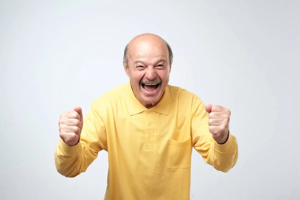 Mature Hispanic Man Yellow Shirt Celebrating Victory His Team Gray — Stock Photo, Image