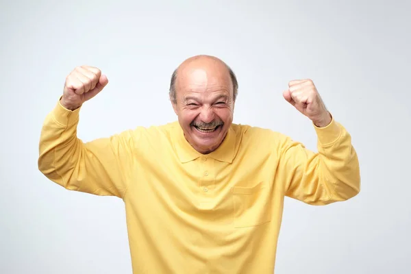 Volwassen Spaanse Man Het Gele Overhemd Vieren Overwinning Voor Zijn — Stockfoto