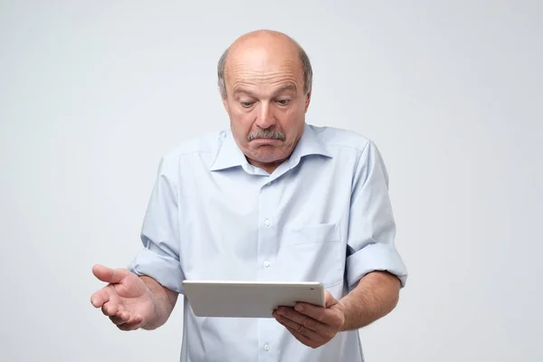 Mature European Man Using Digital Tablet Puzzled Confused Did Know — Stock Photo, Image