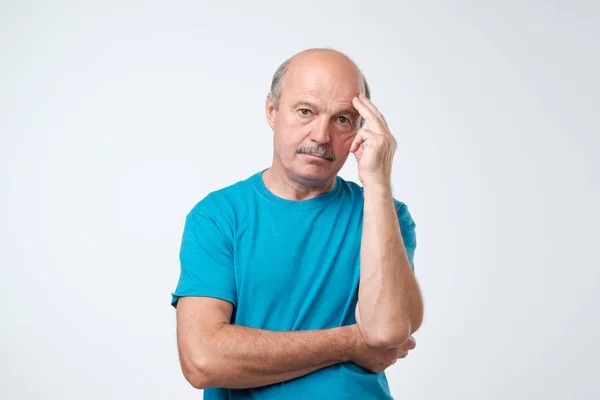 Närbild Porträtt Sömnig Mogen Man Blå Shirt Rolig Kille Att — Stockfoto