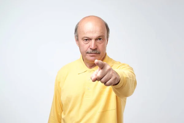 Porträtt Allvarlig Senior Man Med Varningen Finger Och Gul Shirt — Stockfoto