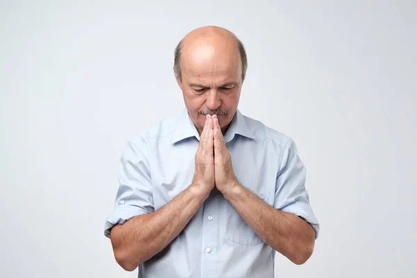 Obraz Dojrzały Mężczyzna Włożył Ręce Razem Modlitwie Medytacji Patrząc Zrelaksowany — Zdjęcie stockowe