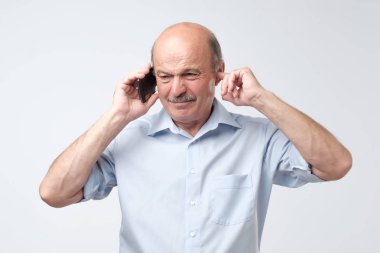 Üzgün, depresif, endişeli komuta sizde, Evet, babası beyaz arka plan izole. Kötü bağlantı. O ne söylediğini duyamıyorum.