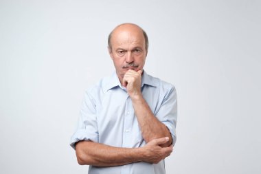 Mavi gömlekli, komik adam baş taraftan, kameraya bakarak mutsuz yerleştirerek uykulu olgun erkek portre portre. Tüm bu kavramı fırsatlar için çok yaşlıyım