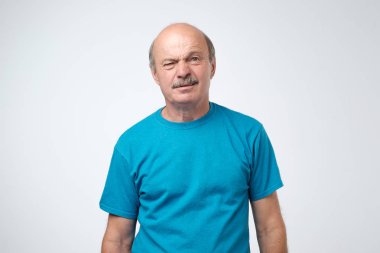 Emin değilim. Mavi t-shirt bir şüphe sahip Olgun yetişkin. Kafam karıştı ve doğru şekilde kavramı bilmiyorum