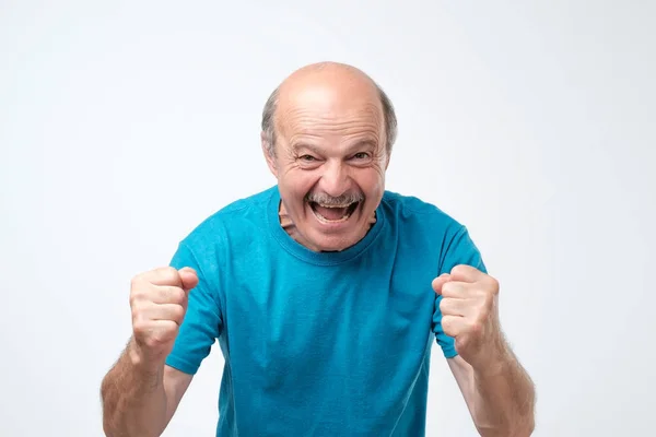 Volwassen Spaanse Man Blauw Shirt Vieren Overwinning Voor Zijn Team — Stockfoto