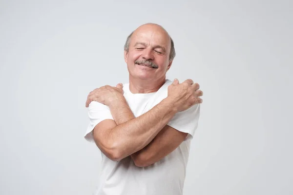 Primer Plano Retrato Confiado Sonriente Hombre Abrazándose Mismo Soy Mejor —  Fotos de Stock