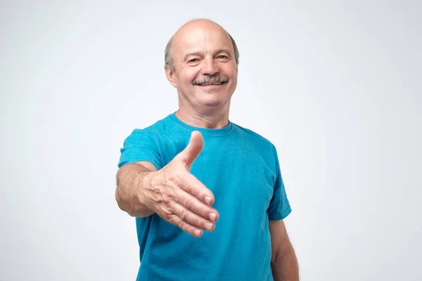 Eres Bienvenido Concepto Hombre Maduro Alegre Camiseta Azul Gesto Señal — Foto de Stock