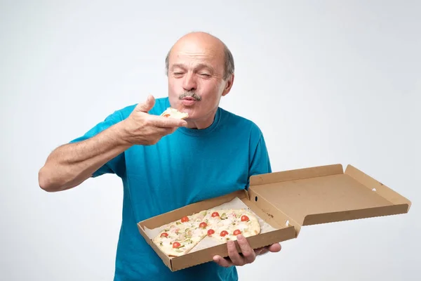 Ritratto Uomo Europeo Maturo Che Mangia Una Fetta Pizza Nelle — Foto Stock