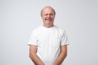 Ayakta gri arka plan üzerinde ağlayarak weeper gibi mutsuz komuta sizde. O kırgın ve üzgün. O zaman için önemli anlaşma yoktu ya da kötü sağlık test sonuçları alınan