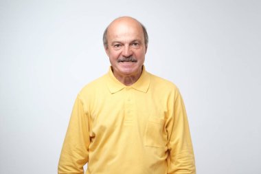 Sarı tişört çok kızgın agresif Avrupa adam portresi. Biri izinsiz eşyalarını dokundu sinirli