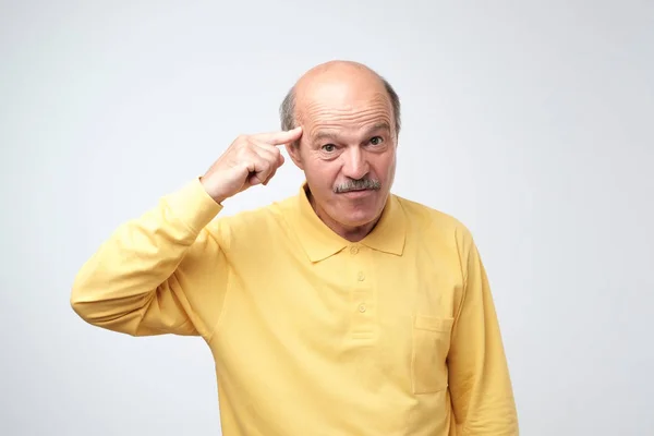 Retrato Primer Plano Del Hombre Europeo Enojado Haciendo Gesto Con —  Fotos de Stock